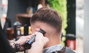 Curso de Barbería: degradado en la nuca con máquina en un corte de caballero