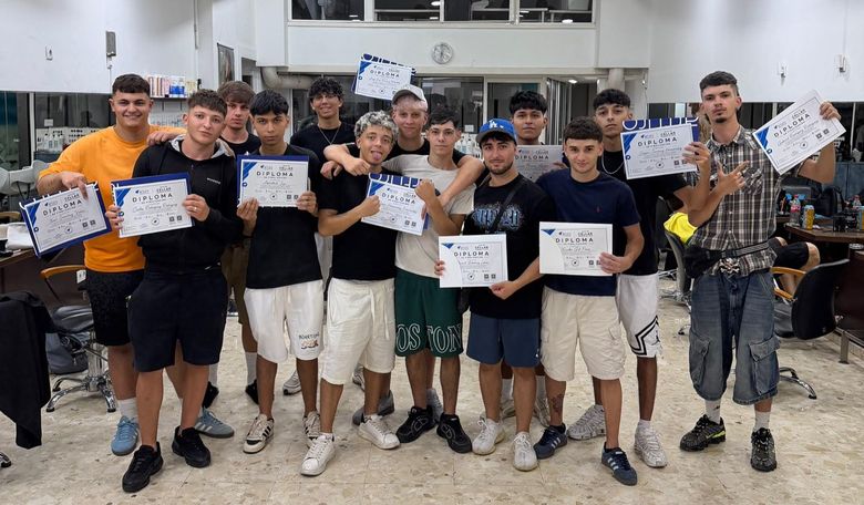 Promoción de barbería 2026 de la Academia Arturo, en Vigo, con sus diplomas